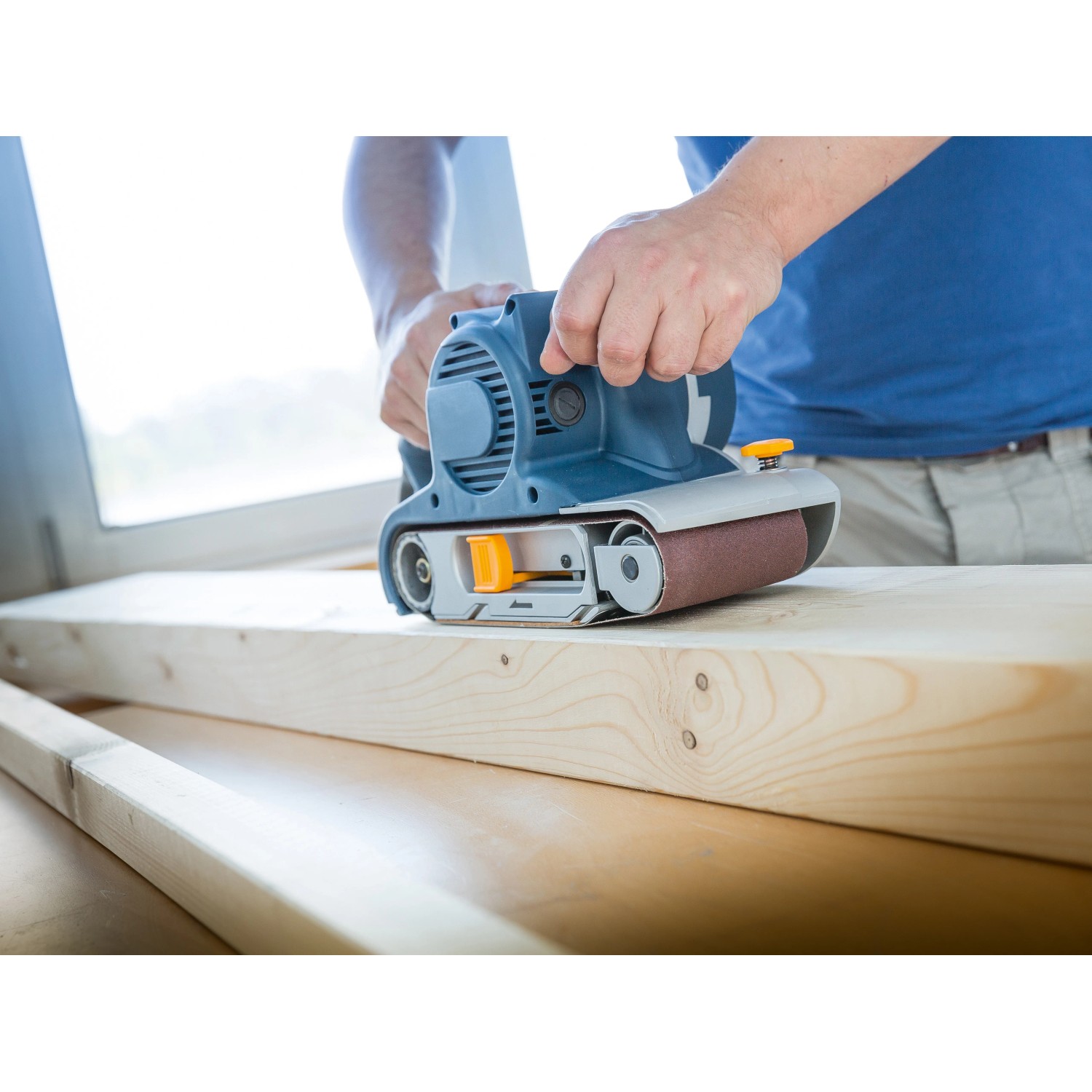 Nastro abrasivo LUX Classic K120 (100x610mm) in uso su legno. Accessorio per levigatrici a nastro.