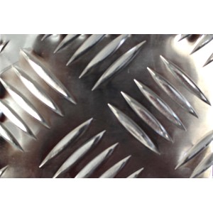 Lamiera stirata in alluminio Arcansas, 60x0,1 cm, con motivo a piastra mandorlata.