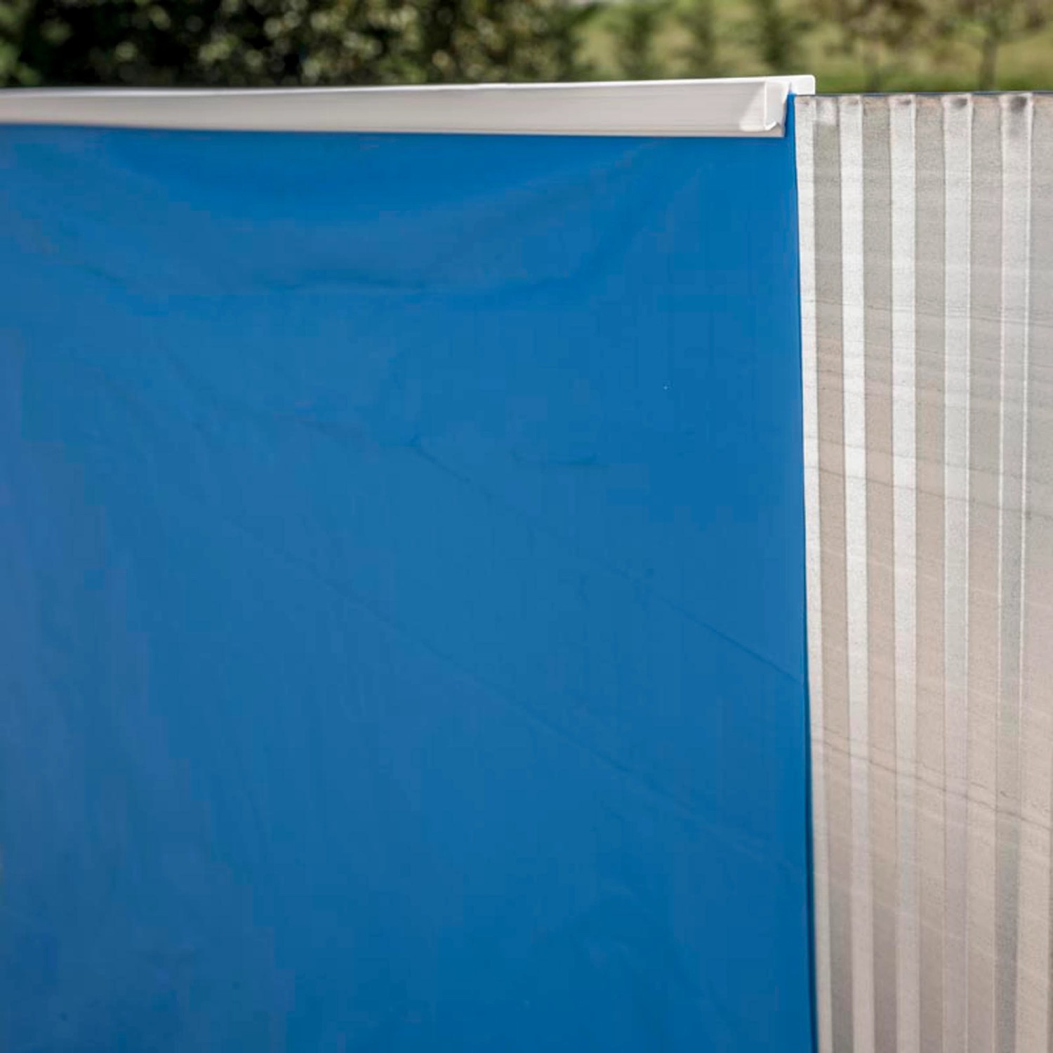 Dettaglio: Telo piscina blu e parete in acciaio bianca della piscina Gre Fidji.