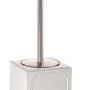 Dettaglio di un set scopino WC Scopini bianco con manico in acciaio inox.