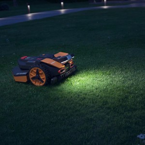 Robot rasaerba Worx Landroid Vision con faro LED in uso di notte.
