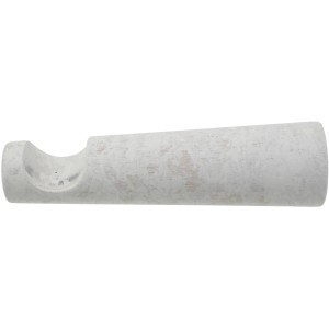 Supporto per bastone per tende in legno bianco decapato.