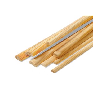 Diversi listelli in legno grezzo di diverse dimensioni e forme.