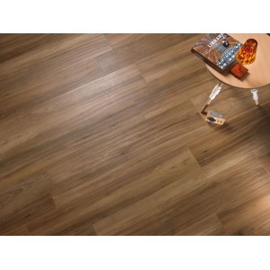 Piastrelle per pavimenti marroni effetto legno posate in un soggiorno con tavolo e decorazioni.