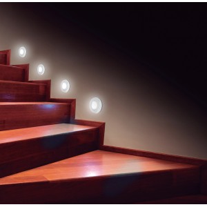 Scala con luci notturne rotonde ad incasso. Categoria: Luci notturne.