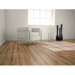 Pavimento laminato effetto legno in ambiente con poltrona e tavolo.