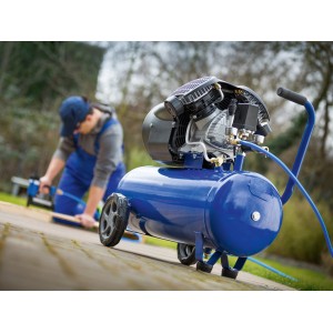 Compressore blu con accessori in uso, ideale per utensili pneumatici.