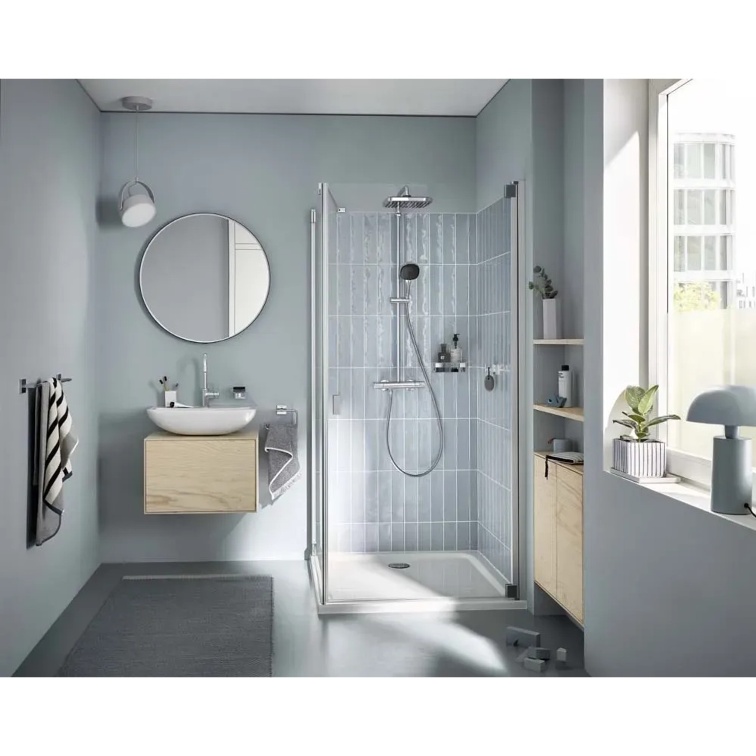 Bagno moderno con set soffioni t.b.t. e arredamento elegante.