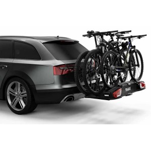 Portabici t.b.t. montato sul retro di un'auto con tre biciclette.