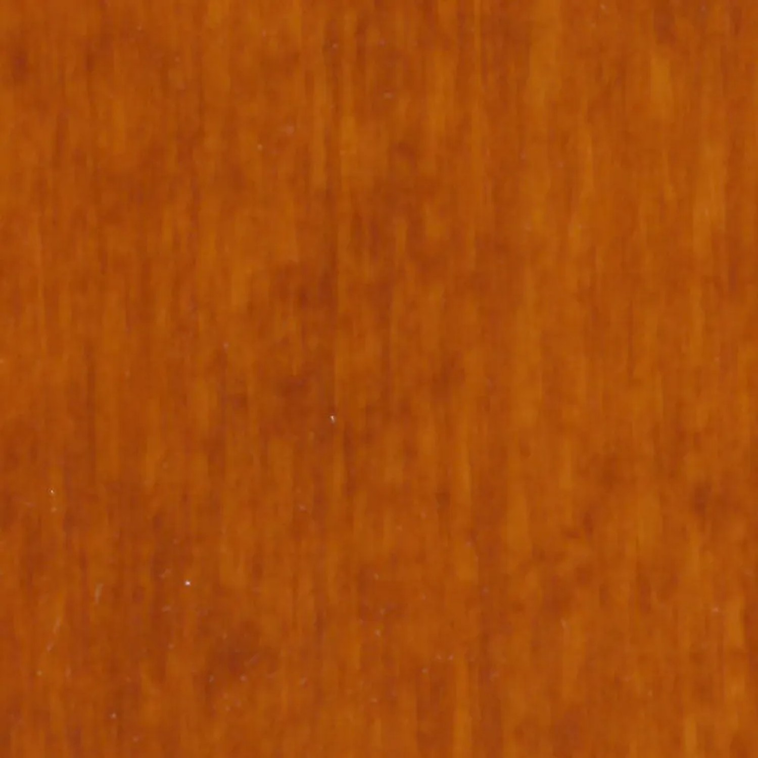 Primo piano di una superficie in legno trattata con impregnante per legno.