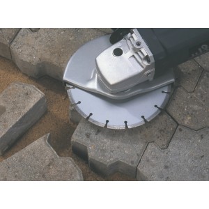 Disco diamantato da 115 mm in uso con smerigliatrice angolare per tagliare pavimentazione.