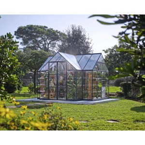 Serra Palram Canopia Victory Orangerie in giardino con piante.