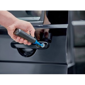 Applicazione di lubrificante al grafite (30g) per la manutenzione di una serratura auto.