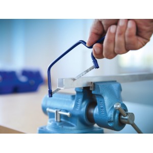 LUX Sega universale Comfort 145 mm taglia un pezzo di metallo in una morsa.