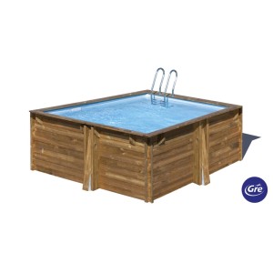 Piscina fuori terra in legno Gre Carra 3, piscina quadrata con scaletta e acqua blu.
