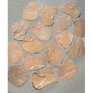 Pietre naturali di forma irregolare in varie tonalità di marrone.