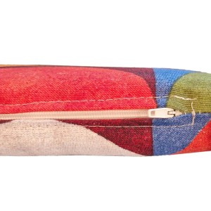 Dettaglio di un cuscino t.b.t. colorato con cerniera. Ideale per accessori per la casa e cuscini decorativi.