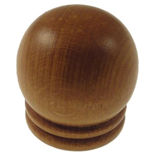 Pomello in legno marrone per bastone per tenda, dettaglio.