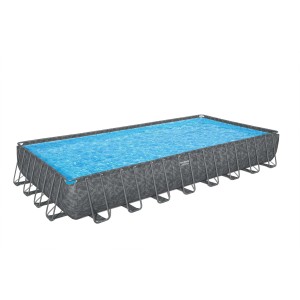 Piscina rettangolare t.b.t. con struttura in acciaio e acqua blu.