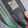 Pompa ad aria a batteria Bosch EasyPump: Primo piano del display e dei comandi.