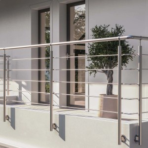 Ringhiera in acciaio inox per scale e balconi. Design moderno per esterni.