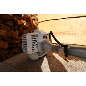 Primo piano di un decespugliatore. Il dispositivo è bianco e argento.