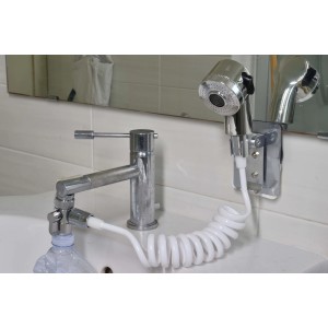 Doccetta t.b.t. montata su lavabo. Soffione flessibile per bagno e WC.