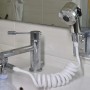 Doccetta t.b.t. montata su lavabo. Soffione flessibile per bagno e WC.