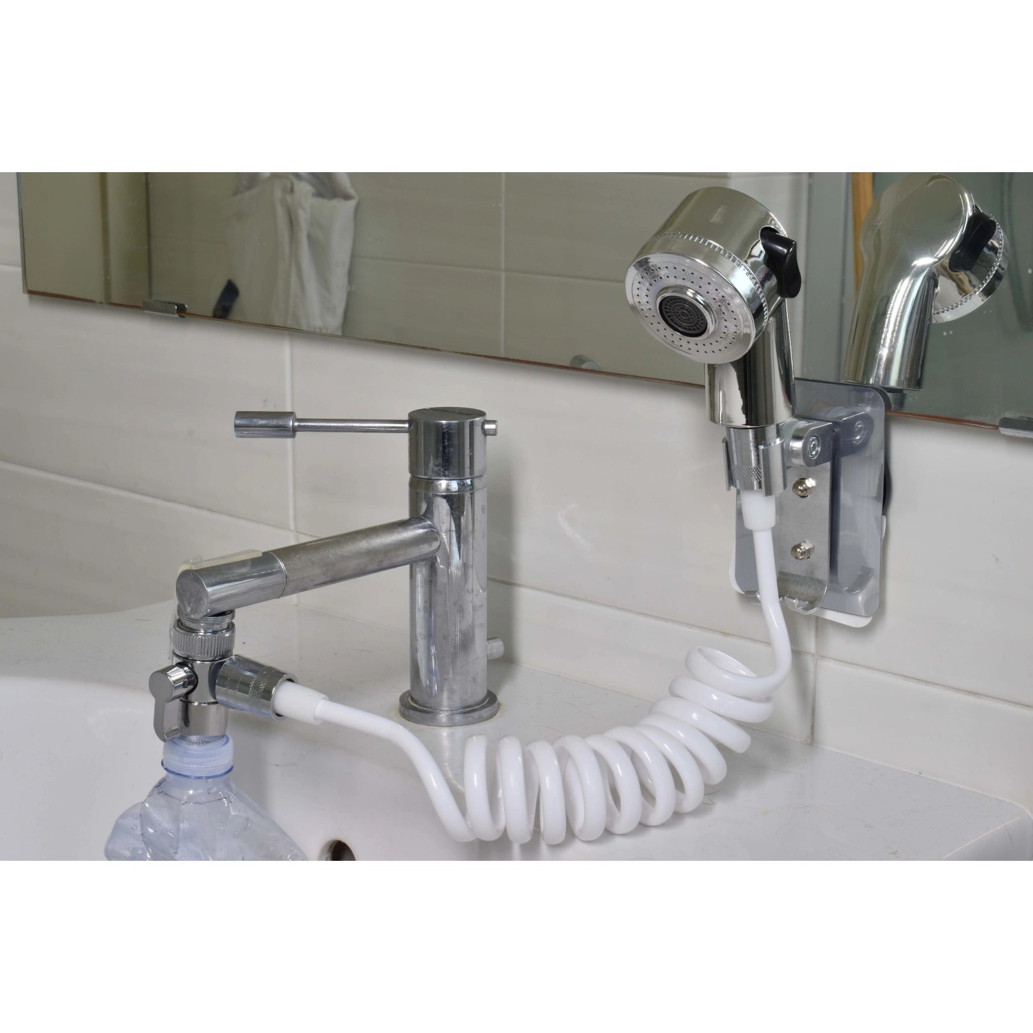 Doccetta t.b.t. montata su lavabo. Soffione flessibile per bagno e WC.
