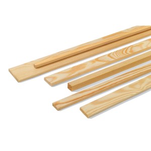 Diverse listelli in legno piallato in tonalità legno chiaro.