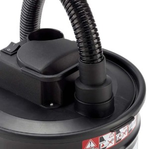 Dettaglio di un aspirapolvere per liquidi e solidi nero con tubo.