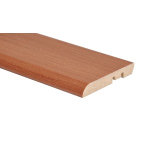 Battiscopa t.b.t. effetto legno, dettaglio del bordo arrotondato e della scanalatura di montaggio.