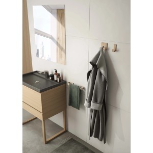 Bagno moderno con mobile lavabo, specchio, portasciugamani e accappatoio appeso.