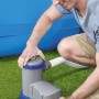 Pompa filtro Bestway Flowclear (5.678 l/h) collegata a una piscina.
