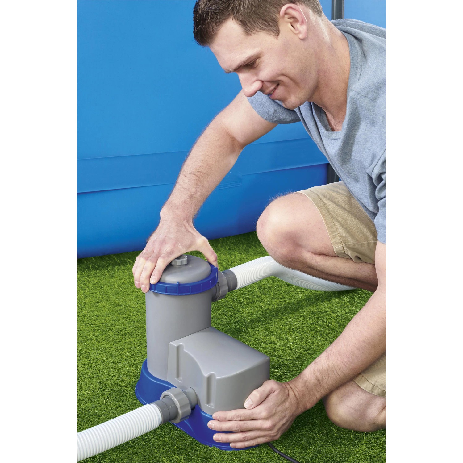 Pompa filtro Bestway Flowclear (5.678 l/h) collegata a una piscina.