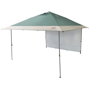 Coleman FastPitch OnePush Shelter L, tenda da campeggio verde e bianca con borsa.