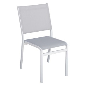 Sedia da giardino bianca con rivestimento in tessuto grigio. Seduta confortevole per esterni.