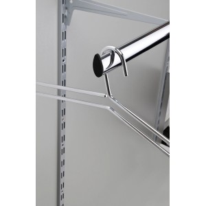Appendiabiti cromato (100 cm) con gruccia e supporto a parete come parte di un sistema di scaffalatura.