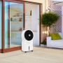 Ventilatore t.b.t. bianco mobile su un patio. Ideale per le giornate calde.