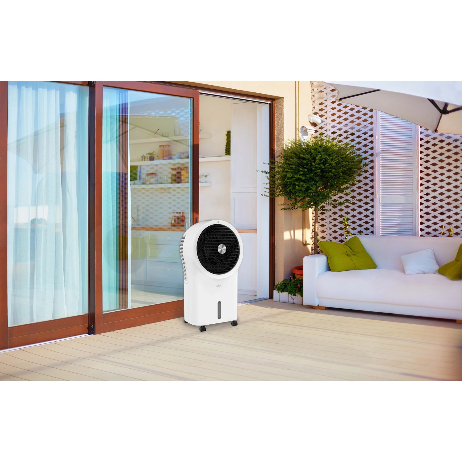 Ventilatore t.b.t. bianco mobile su un patio. Ideale per le giornate calde.