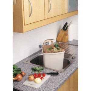 Sacchetti di carta bio (10 pezzi, 10 l) in un secchio accanto al lavandino con scarti di verdura.