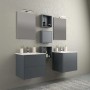 Set di mobili da bagno grigi con lavabi, specchi e mensole per un design moderno del bagno.