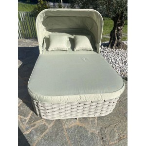 Lettino prendisole t.b.t. imbottito verde chiaro con baldacchino e due cuscini all'aperto.