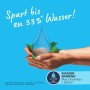 Risparmia acqua con Grohe: mani che tengono una goccia d'acqua, indicando un risparmio fino al 33%.