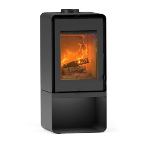 Stufa a legna nera con fuoco nella camera di combustione.