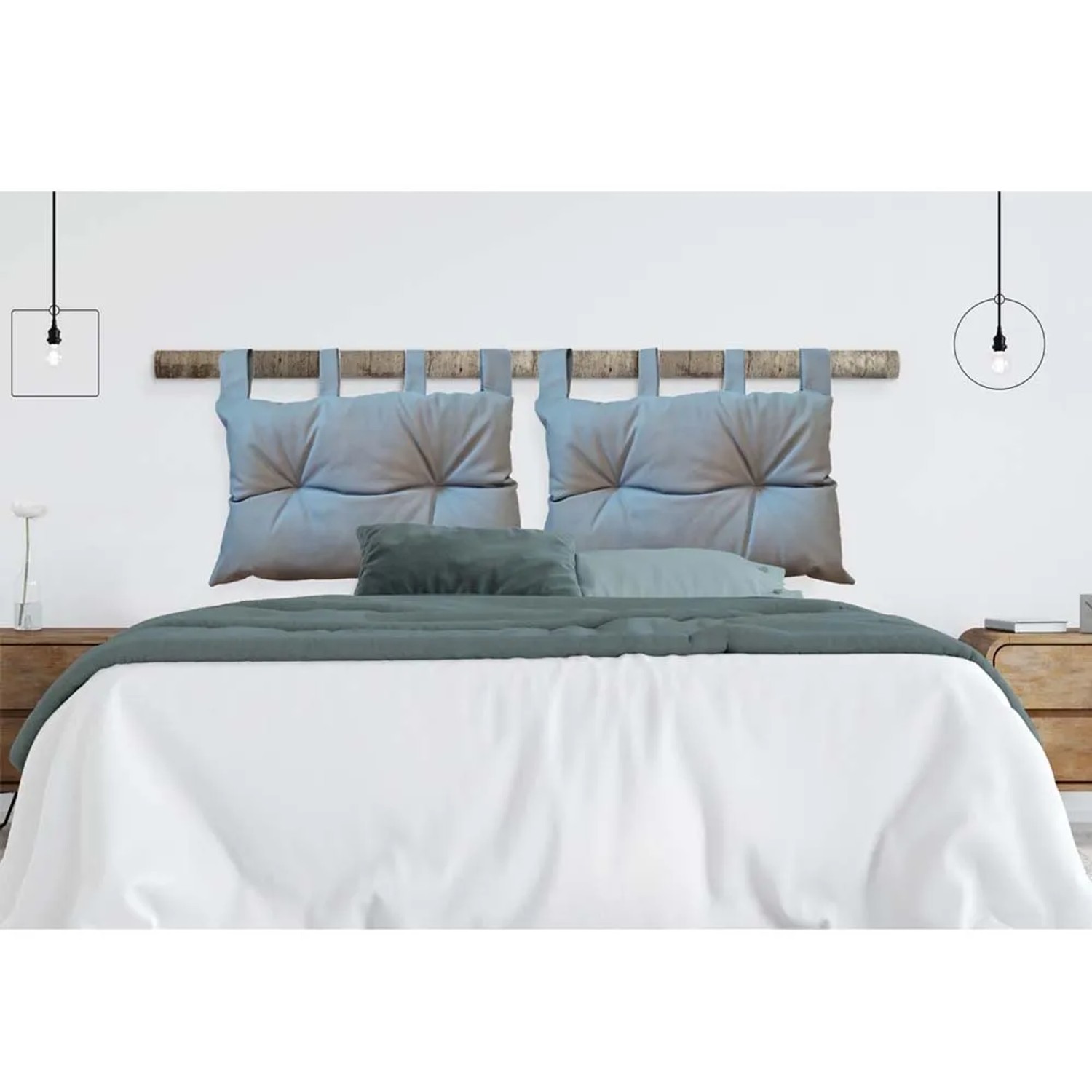 Cuscini decorativi e copricuscini t.b.t. blu-grigi sulla testiera del letto.