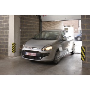 Auto argento entra in garage con protezioni t.b.t. sui muri.