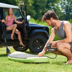 Uomo gonfia paddleboard con compressore a batteria Worx WX092.9.