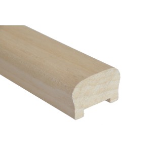 Dettaglio di un corrimano t.b.t. in legno chiaro.