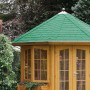 Copertura bituminosa verde su una casetta da giardino.